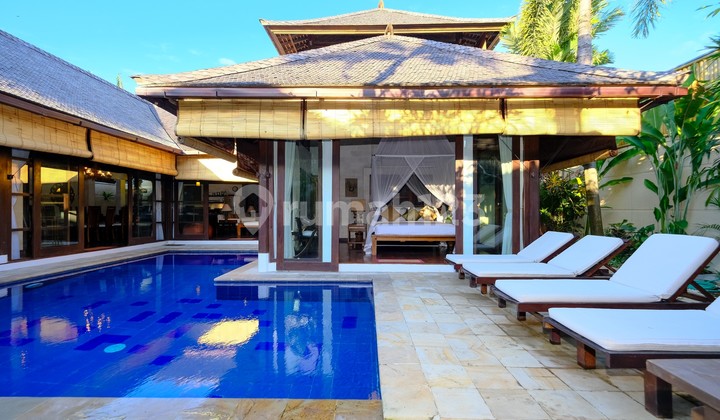 Freehold - Modern 4-Bedroom Villa Just 2 Minutes from Batubelig Beach