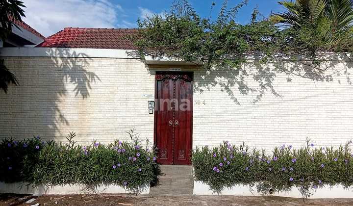 The Ultimate Family Retreat: Cozy 6 Bedroom Freehold Villa Near Saba Beach!