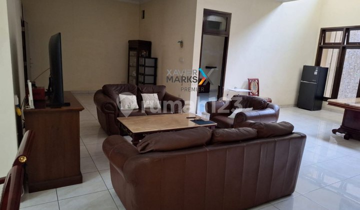 Regional House of the Islands with Classic Building 2