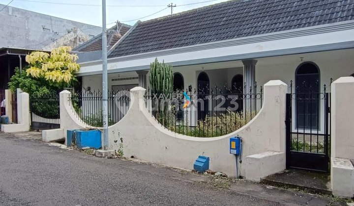 Well-Maintained Classic House in the Candi Candi Street Area, Lowokwaru, Malang 2