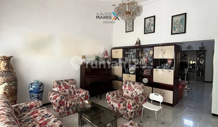 Well-Maintained Classic House in Pahlawan Klojen Area, Malang 2