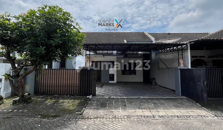 Rumah Minimalis Terawat Halaman Belakang Luas di Araya Golf Malang
