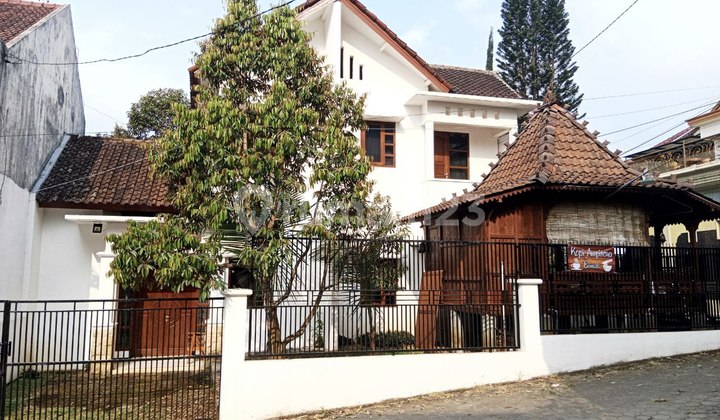 Villa + Homestay Aktif Di Kota Batu Lokasi Strategis, Di Jalan Abdul Gani Atas, Kota Batu Dekat Dengan Berbagai Tempat Wisata Favorit* Jaminan Passive Income Yang Besar ( Tingkat Okupansi Tinggi )