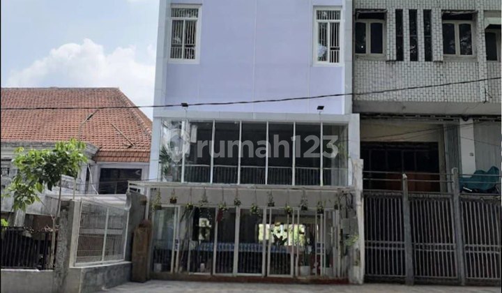 Strategically Located, Fully Furnished, Affordable Hostel Still Active in the Heritage Area of Majapahit Street, Kayutangan, Malang City (Backpacker-Style Accommodation)