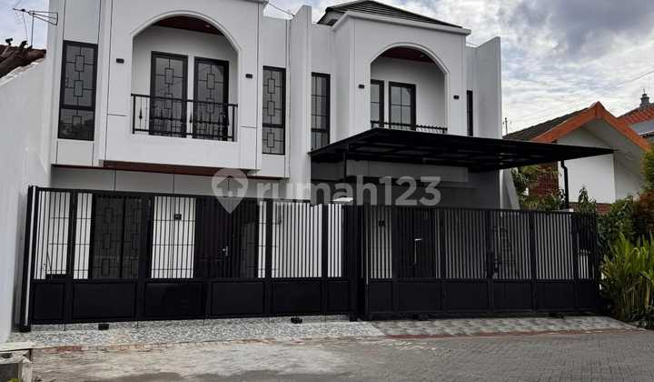Rumah Gress 2Lt SHM Row Lebar di Klampis Indah Surabaya Bw