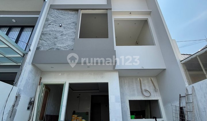 Jual Rumah Gress 2 Lantai SHM Bagus di ARAYA Surabaya Timur AD 93