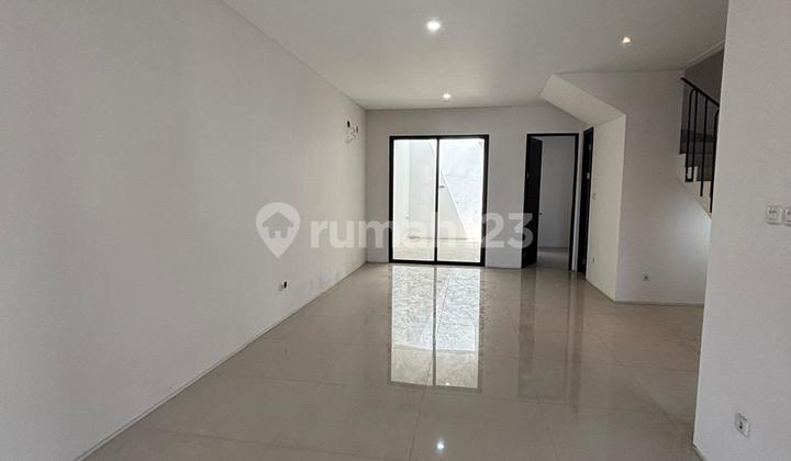 New 3-Story House with SHM Certificate in Pondok Tjandra Sidoarjo, Ad 125 2