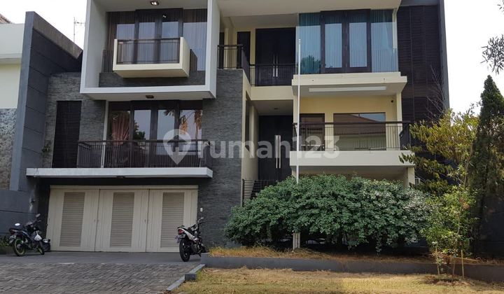 Rumah 3 Lantai SHM dengan Pool di Citraland Surabaya Barat BW 316