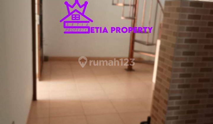 Rumah 2 Lt, Cantik, Bagus, di Hoek, Nyaman Buat Hunian Keluarga  2