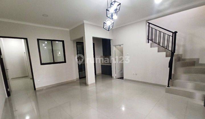 Rumah 2 lantai full renovasi siap huni @Regency melati mas 2