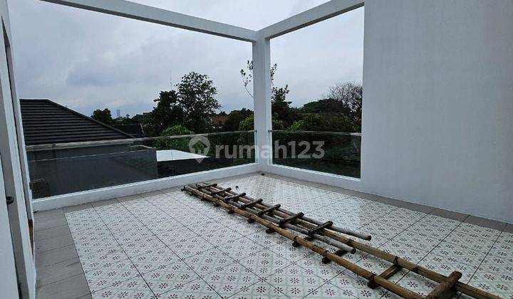 Rumah modern glass house 3 lantai di Villa melati mas 2