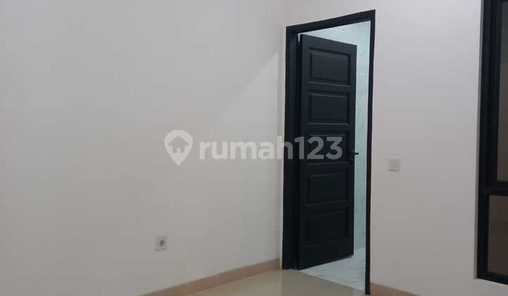Dijual Rumah 2 Lantai Siap Huni @ Villa Melati Mas 2