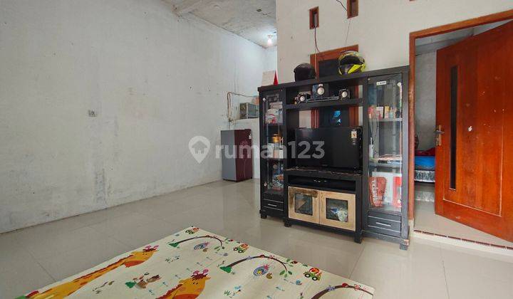 ruang tamu rumah di taman griya kencana