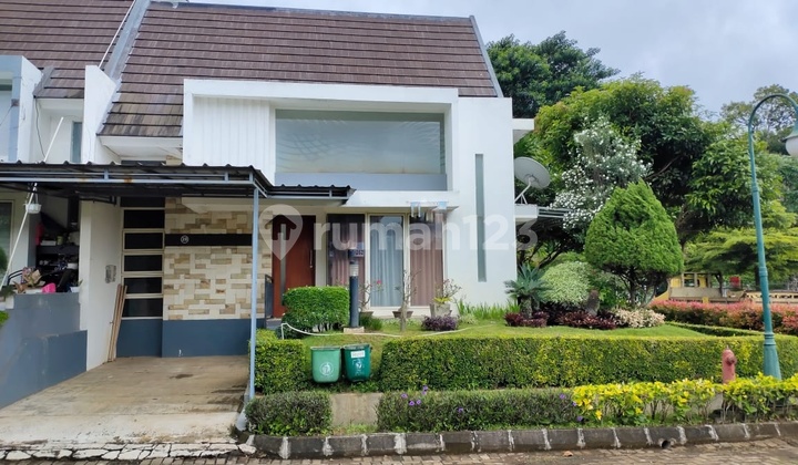 Rumah Hook di Jalan Boulevard Rancamaya Golf Bogor