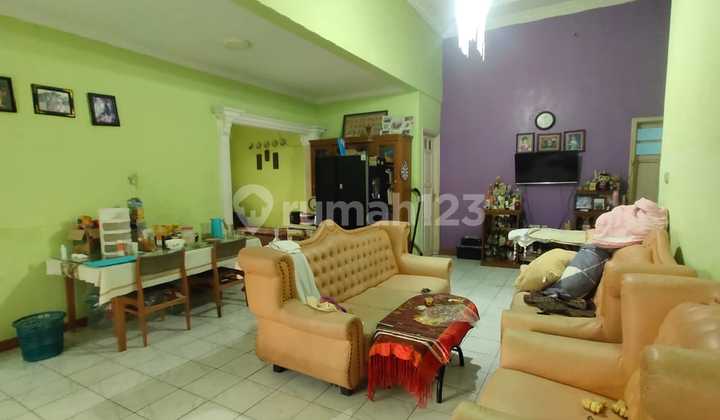 ruang tamu rumah di perumahan pandan valley
