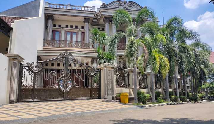 Rumah Mewah Posisi Hook Di Pesona Khayangan Depok 2