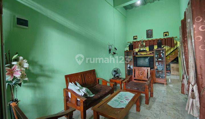ruang tamu rumah 1,5 lantai di taman