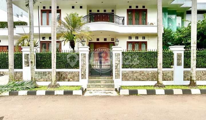 Rumah Mewah Halaman Belakang Luas - Jakarta Selatan