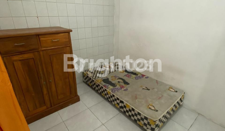 Active boarding house in the Mojo, Dharmahusada, Manyar area, second row with parking, near UNAIR, facing the main road.