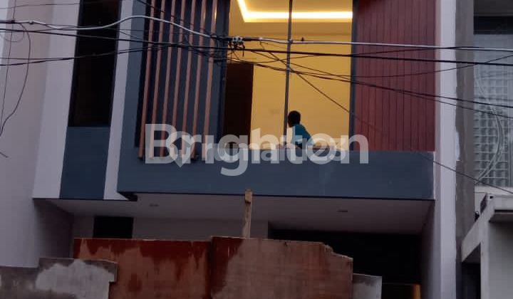 Rumah di Mulyosari, Sutorejo, Bangunan New Gress, Hadap Barat