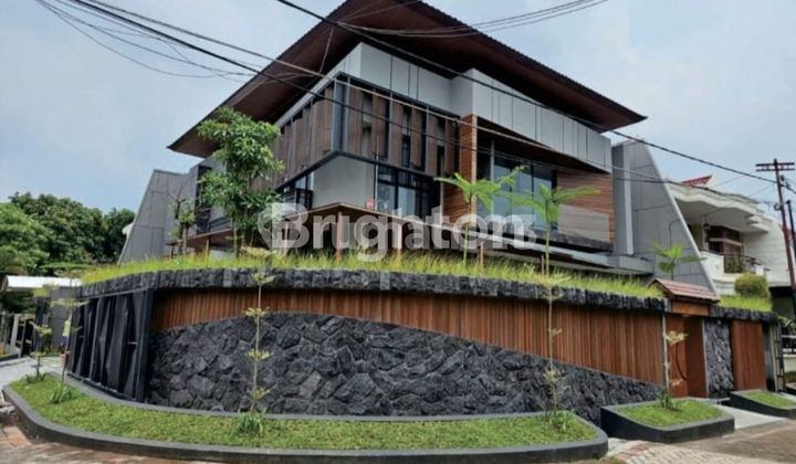 Rumah Manyar Kertoadi, Tropical House With Waterfall, Hook
