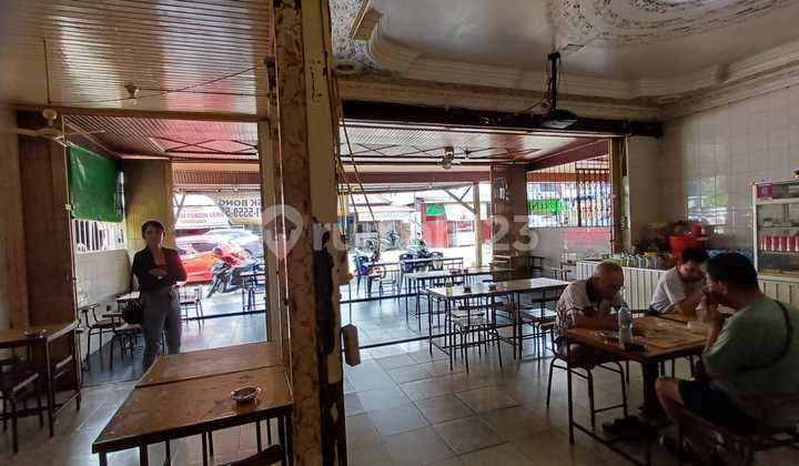 Two-Story Shop House in Pontianak City Ready for Business on Ketapang Street. 2
