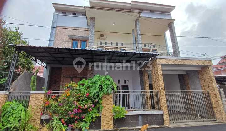 Dijual Rumah Siap Huni Bernuansa Modern 3 Lantai Dalam Kondisi Terawat, Berpagar, Canopy, dan Dekat Untan serta Megamall di Jl. Parit Haji Husin 2 Dijual Rumah Siap Huni Bernuansa Modern 3 Lantai Dalam Kondisi Terawat, Berpagar, Canopy, dan Dekat Untan serta Megamall di Jl. Parit Haji Husin 2