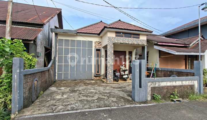 Dijual Rumah Bernuansa Modern Non-Furnished Berpagar Beserta Carport dan Dekat Akses Jalan Raya Besar di Jl. Husein Hamzah Pal 3, Gg. Ikhsan Dijual Rumah Bernuansa Modern Non-Furnished Berpagar Beserta Carport dan Dekat Akses Jalan Raya Besar di Jl. Husein Hamzah Pal 3, Gg. Ikhsan