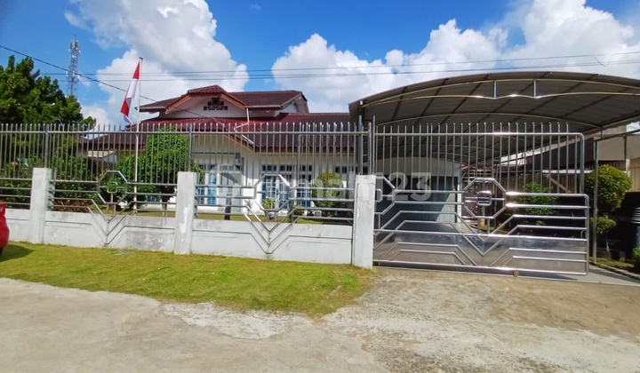 1½-Story Luxury House Ready to Occupy in Pontianak City on Jl. Soeprapto 2 1½-Story Luxury House Ready to Occupy in Pontianak City on Jl. Soeprapto 2