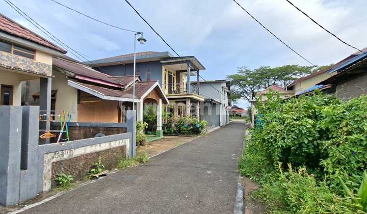 Dijual Rumah Bernuansa Modern Non-Furnished Berpagar Beserta Carport dan Dekat Akses Jalan Raya Besar di Jl. Husein Hamzah Pal 3, Gg. Ikhsan 2