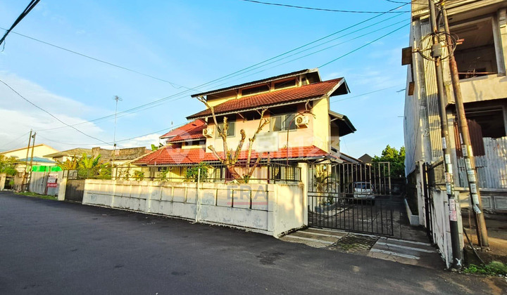 Active Boarding Business House Already Furnished with Comfortable Access in Putri Candramidi