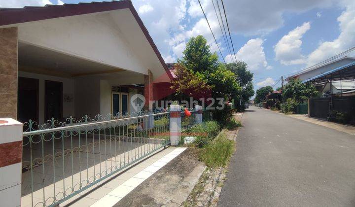 Rumah Dengan Taman Lokasi Strategis Dekat Mega Mall 2