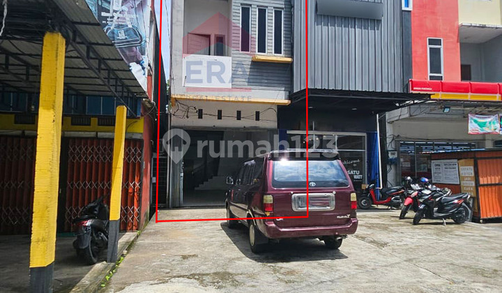 3-Story Shophouse in Lake Sentarum Area, Suitable for Offices and Cafes 3-Story Shophouse in Lake Sentarum Area, Suitable for Offices and Cafes