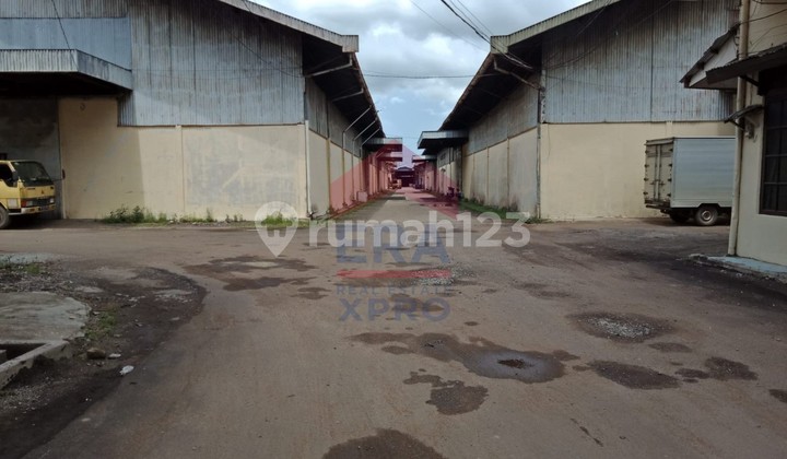 Ready-to-Use Warehouse for Rent with Container Access in Yos Sudarso Industrial Estate.
