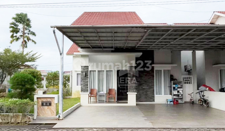 Rumah Bonus Area B B Q, Posisi Hook dengan Akses Jalan Lebar di Ujung Pandang