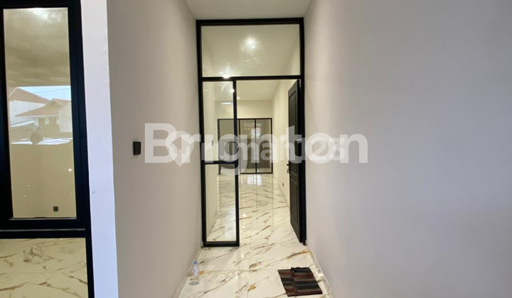 Langka hanya 1 unit, Jarang ada, Rumah Baru gress Minimalis, Kendangsari, cocok untuk rumah tinggal atau kantor, dekat Raya Kendangsari dan Jemursari 2