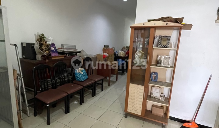 Active Kos in the City Center, Strategic Location a Step Away from Tunjungan Plaza, Building Still Well-Maintained 2