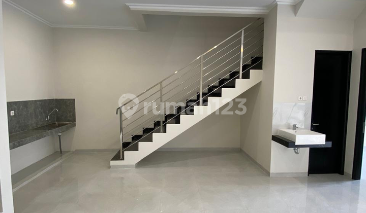 Rumah Modern Minimalis Baru Gress, di Perumahan Nginden Intan 2