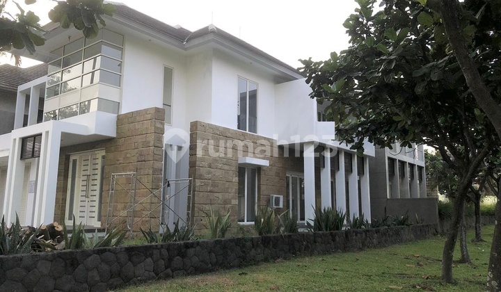 Diamond Hill Citraland House Well-Maintained, Hook, Move-In Ready, Close to Unesa and Pakuwon Mall 2