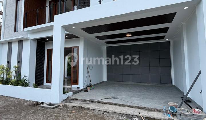 Luxury House with Swimming Pool in Maguwoharjo Near Lottemart Yogyakarta