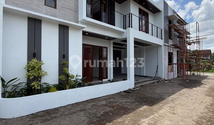 Rumah Mewah dengan Kolam Renang di Maguwoharjo Dekat Lottemart Yogyakarta 2