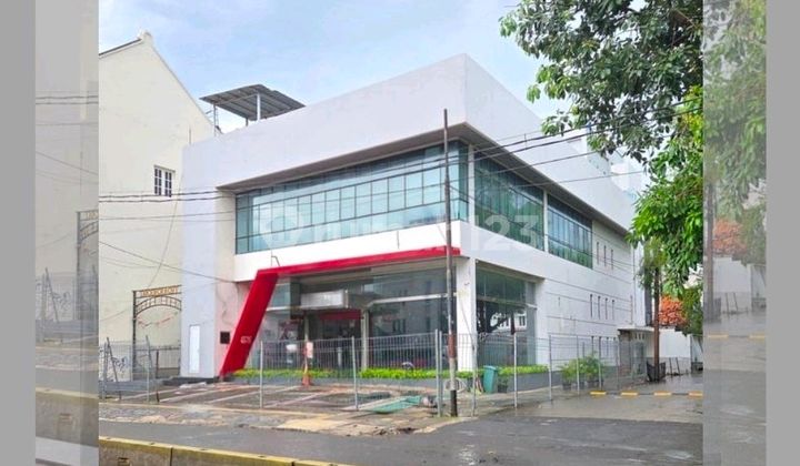 Dijual Gedung Ex Showroom, Cocok untuk Bank, Perkantoran, Strategis Ruang-Usaha