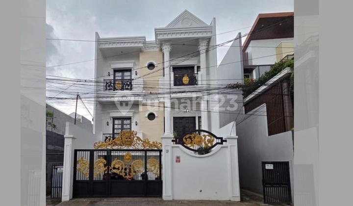 House for Sale in Kebon Jeruk, Good Condition, Certificate, Well-Maintained, Move-In Ready. 2