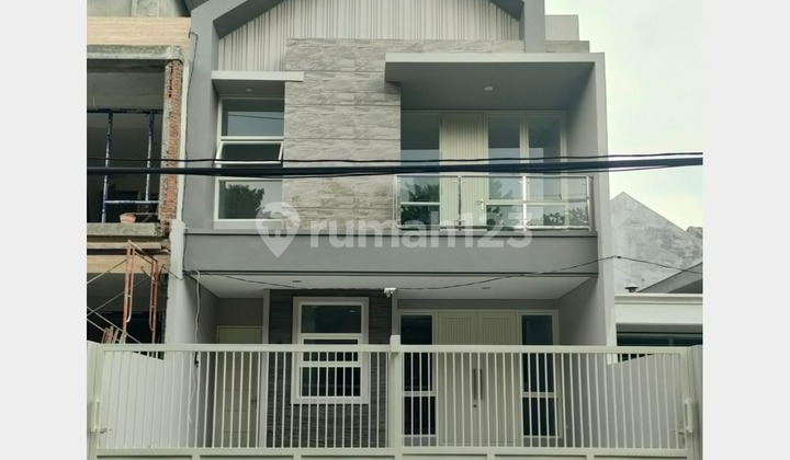 Rumah Baru 2 Lantai Strategis Dekat Petra dan Kampus Stesia Jalan Utama di Manyar 1