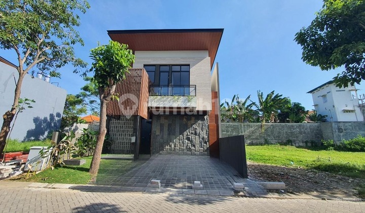 A Bali villa-style house with a swimming pool in Citraland Utama, priced at 4 billion, close to the modern Gwalk market and Ciputra School.