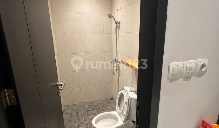 kamar mandi rumah di jalan sukolilo dian