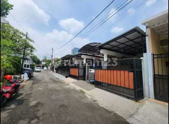 For Sale Strategic House ready to occupy in East Darmo Baru, near satellite toll, close to Mayjen Sungkono and Pakuwon Mall. 2