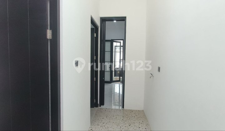 Dijual Rumah Sby Timur Babatan Pantai Surabaya Model Semi Klasik. Minimalis 2 Lantai 2