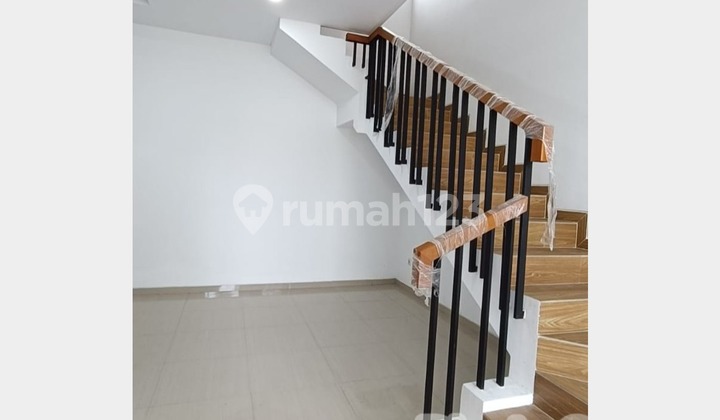 WIDE 9-METER HOUSE IN GADING PANTAI, NEAR TRAYA KENJERAN, STRATEGIC LOCATION IN FRONT OF PUBLIC FACILITY PARK. 2