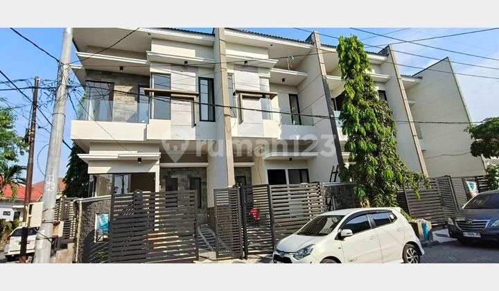 Rumah Baru Row Lebar harga 1 m an di dekat ITS Mulyosari Prima  sutabaya